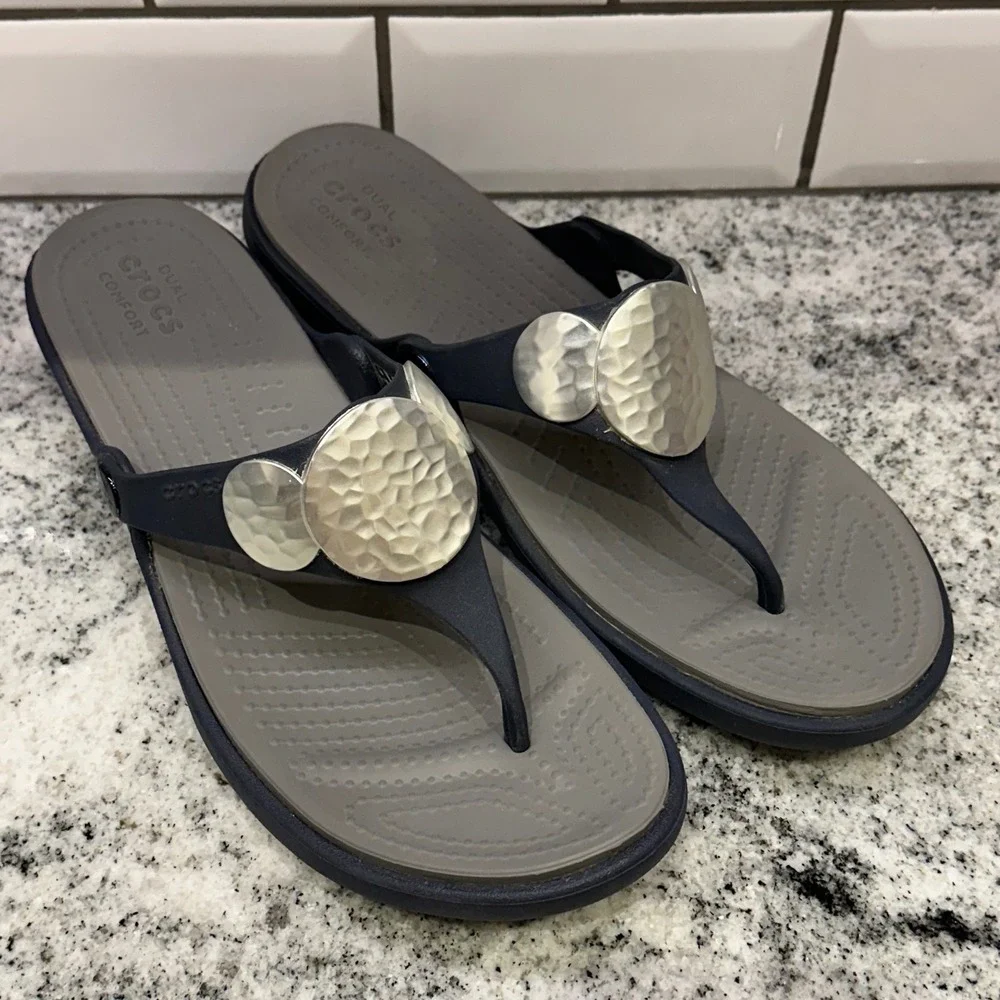Crocs Women 10 Sanrah Hammered Circle Wedge Flip Flops Navy Grey Metallic Boho